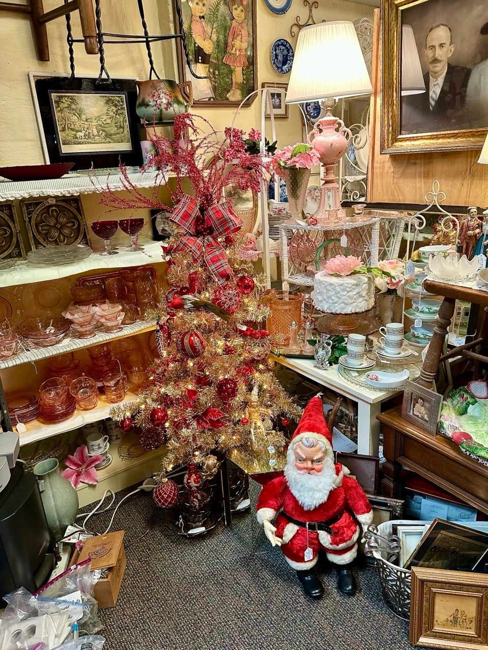 A Nostalgic Holiday Glow: The Story of Our Golden Christmas Tree